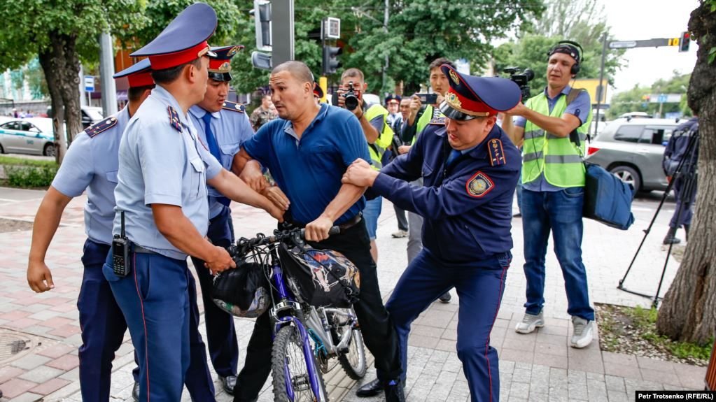 Алматы полициясы  ұсталған тұрғыннан кешірім сұрады